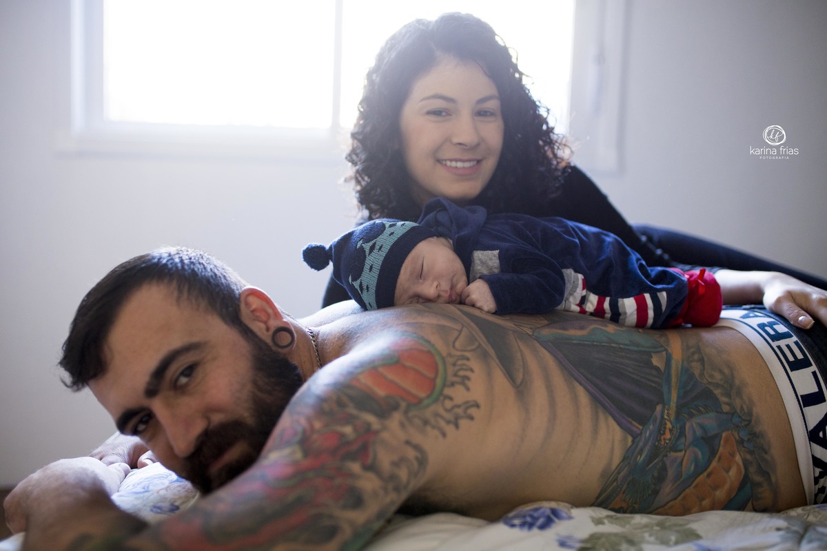 o bebe esta dormindo nas costas tatuadas do pai
