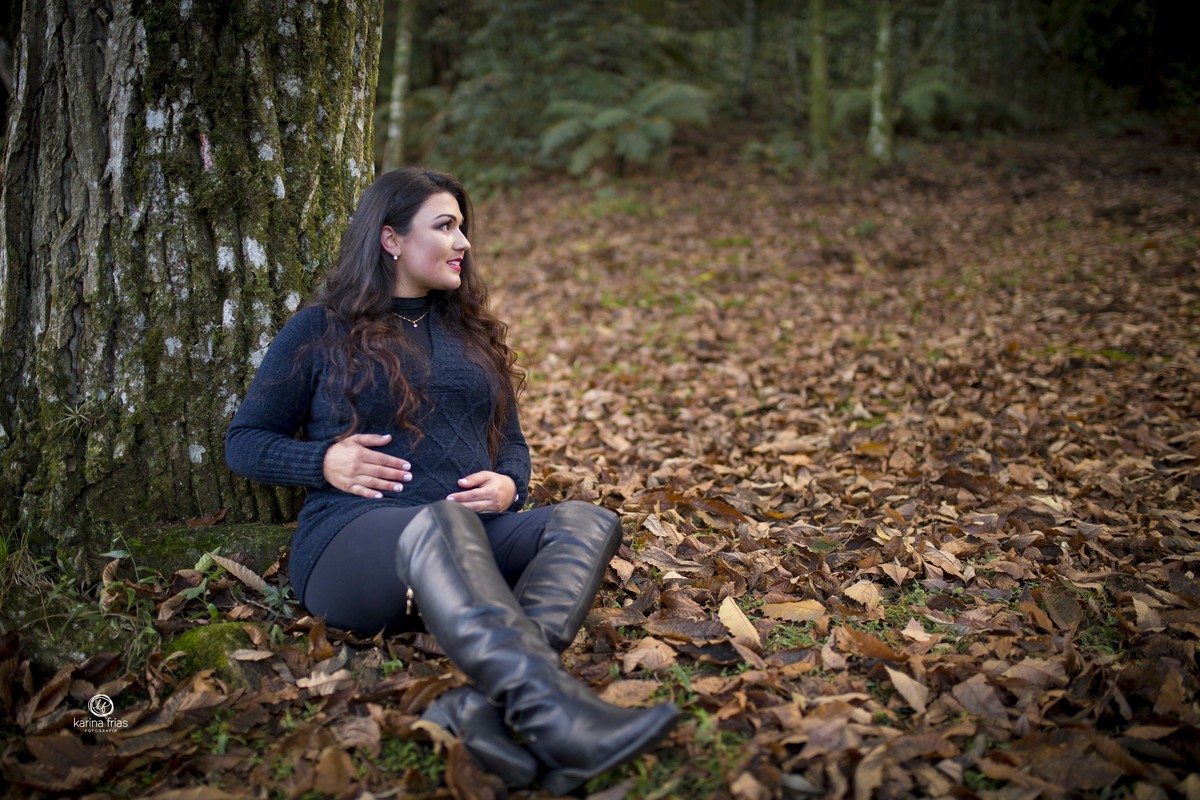 a gestante olha a paisagem durante ensaio