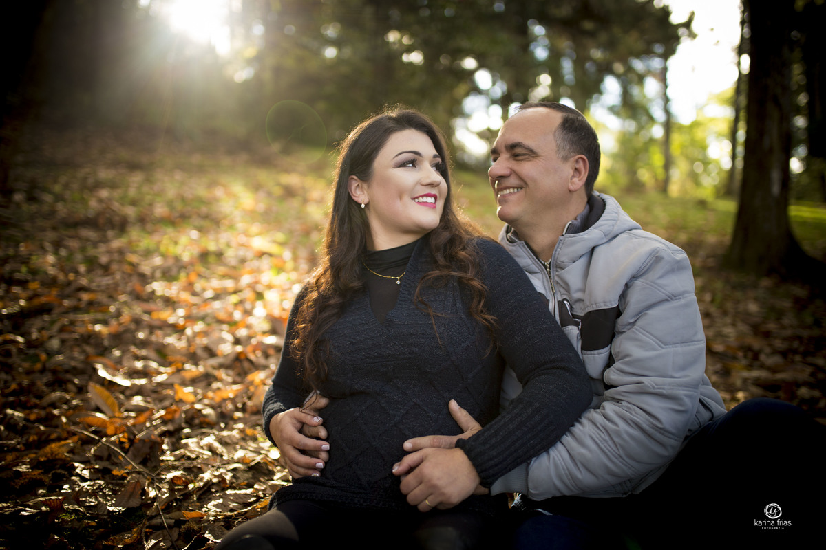 os pais se olham no ensaio externo de gestante