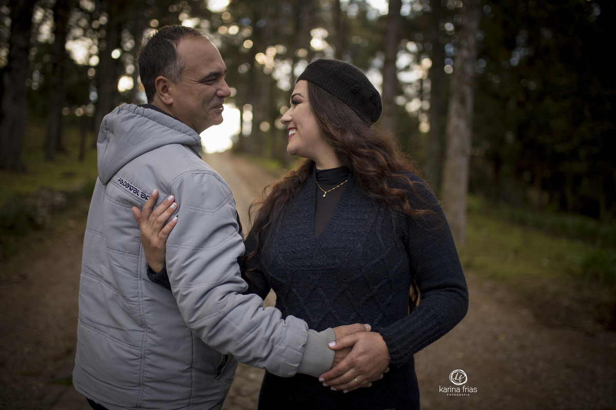 os pais brincam na sessão de fotos de gestante