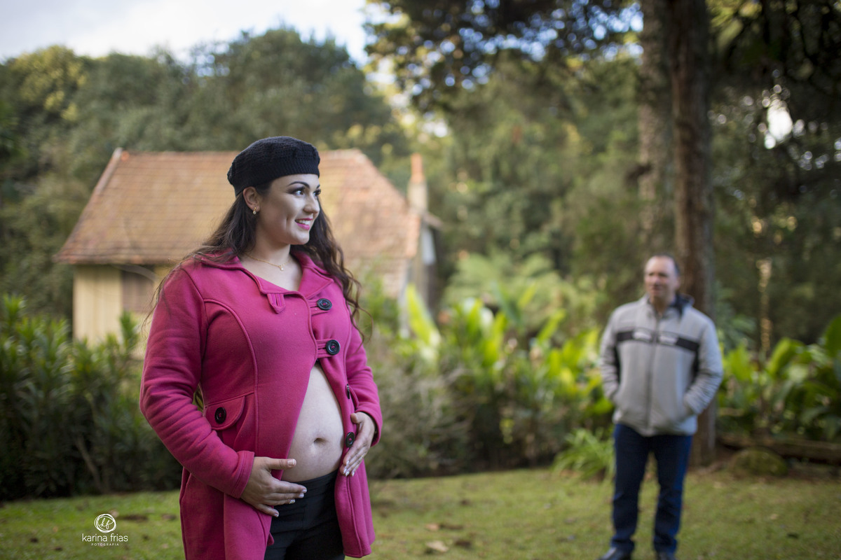 o pai esta ao fundo e a gestante na frente durante ensaio de gestante 