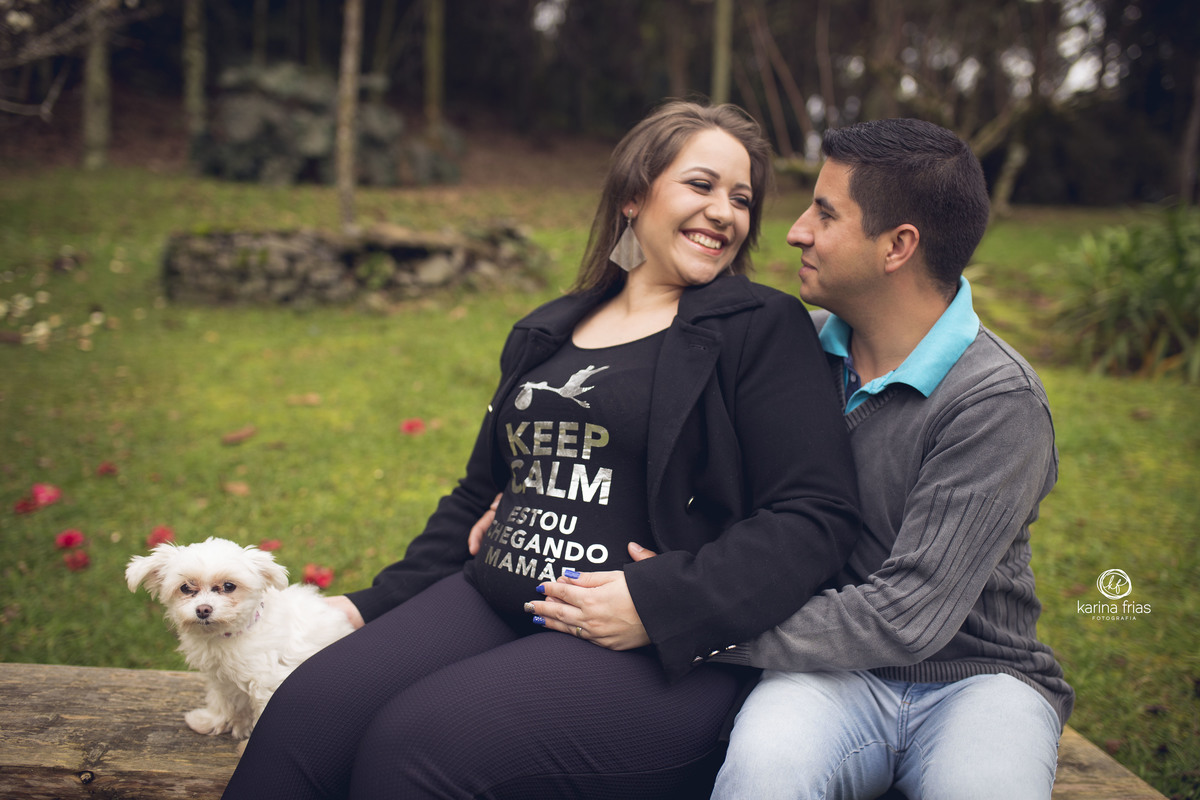 a gestante olha para o pai no seu ensaio