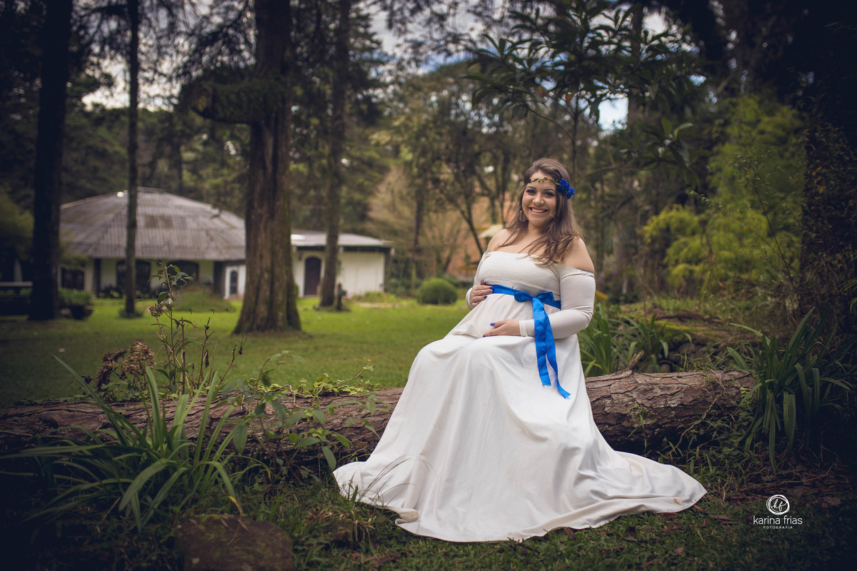 no ensaio de gestante em caxias do sul, a modelo esta sentada