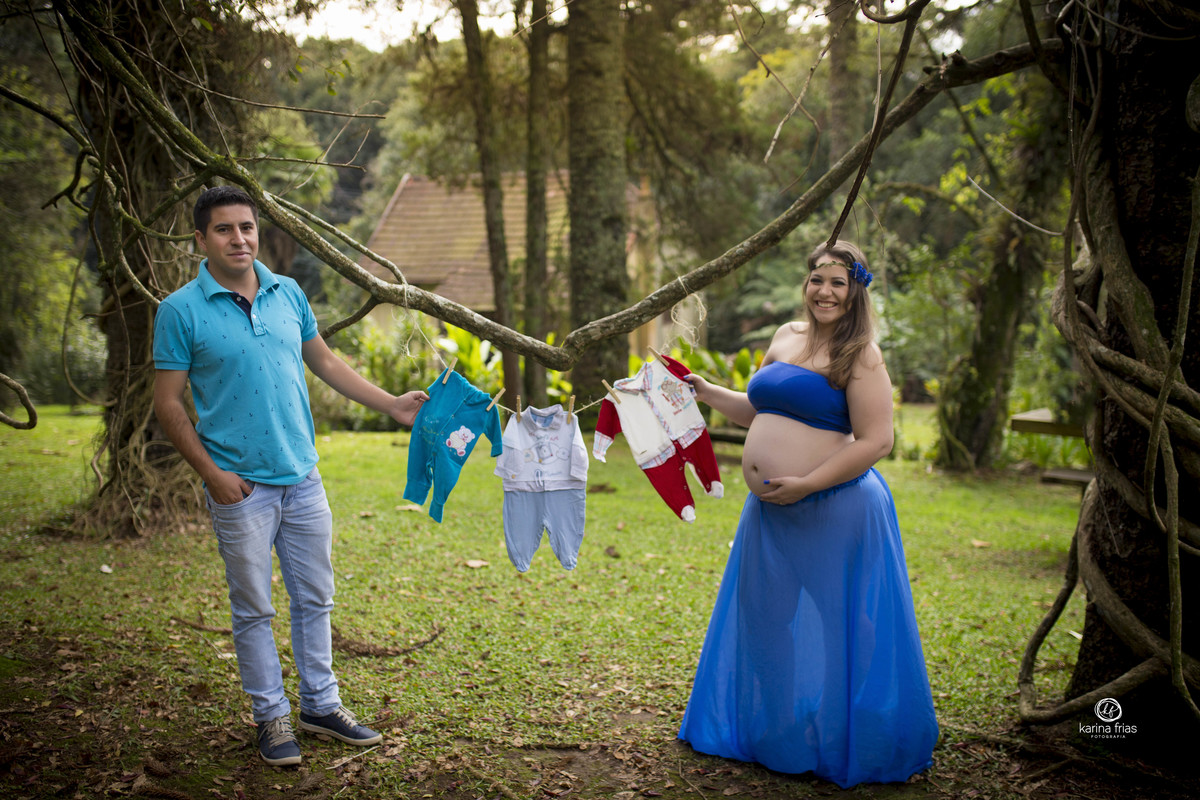 no ensaio de gestante levamos roupinhas como acessorios