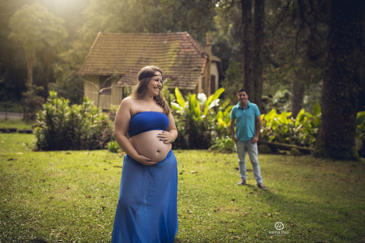 o pai ri ao fundo durante o ensaio de gestante