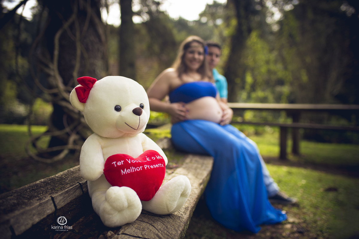 os pais estao sorrindo para o ensaio de gestante em caxias do sul