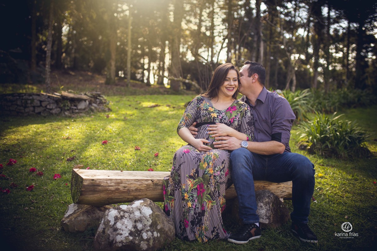 os pais cochicham durante ensaio de gestante