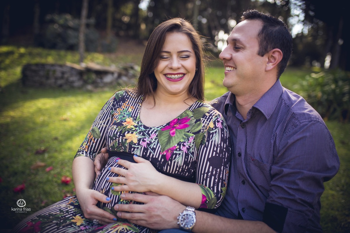 no ensaio de gestante os pais brincam