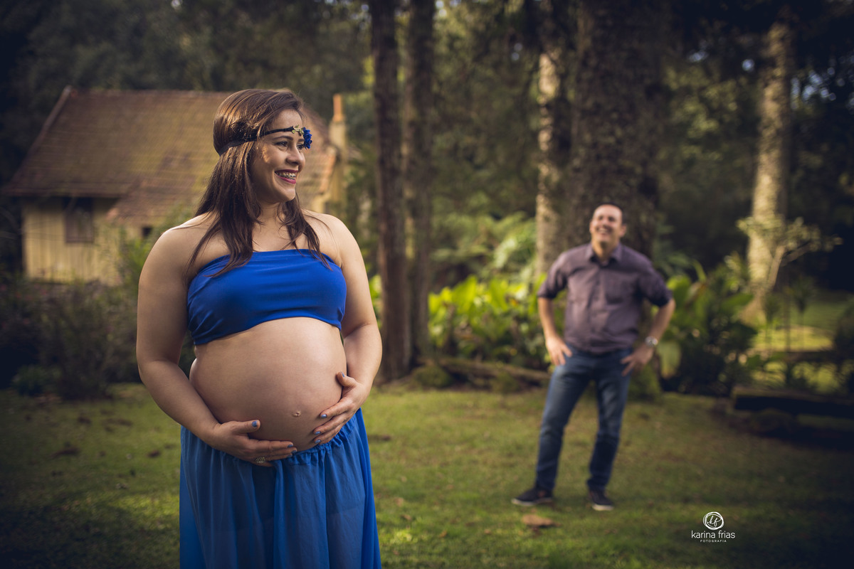 no ensaio de gestante externo os pais brincam