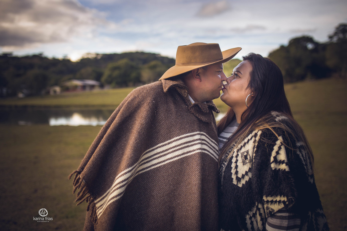no ensaio externo o casal esta se beijando