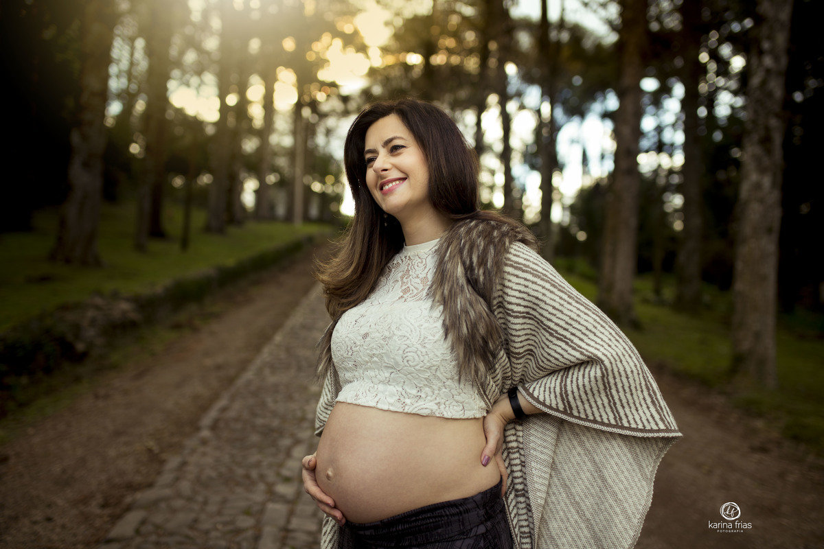 A GESTANTE CONTEMPLA A PAISAGEM DURANTE ENSAIO EXTERNO