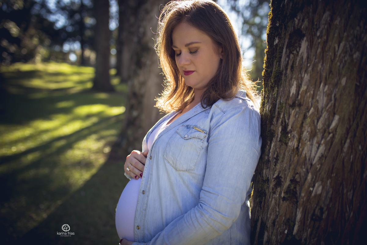 a gestante olha para a barriga