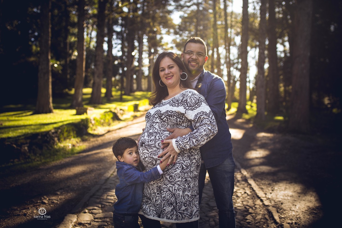 os modelos olham para a fotografa de familia, de caxias do sul-rs, karina frias enquanto ela registra o momento
