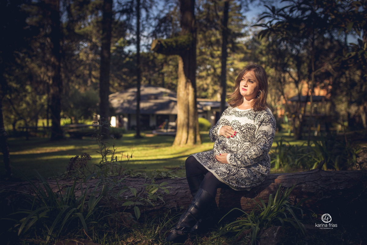 no ensaio externo de gestante a modelo está sentada