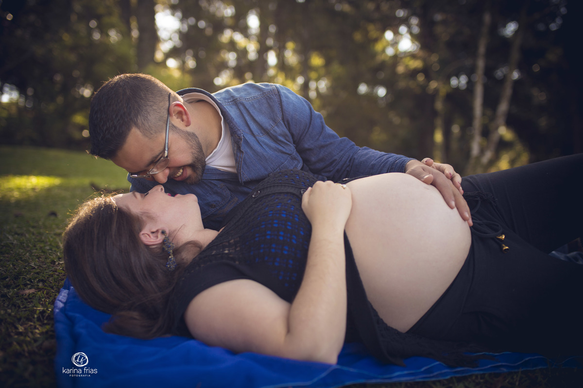 os pais brincam durante o book externo de gestante