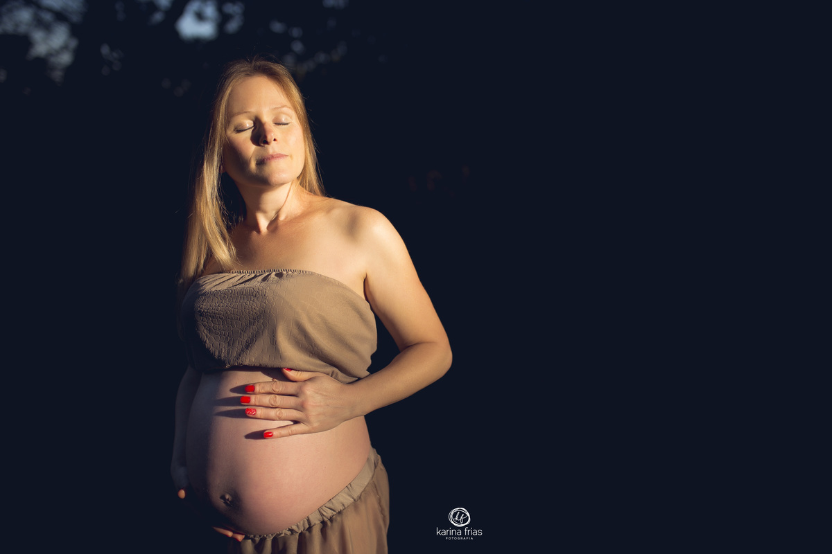 A GESTANTE SENTE A LUZ DO SOL NO ENSAIO EXTERNO