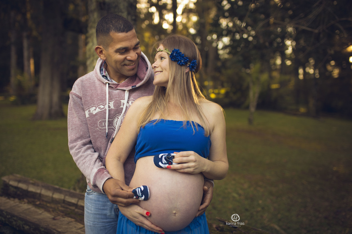 OS PAIS SEGURAM O SAPATINHO DO BEBE NO ENSAIO EXTERNO DE GESTANTE