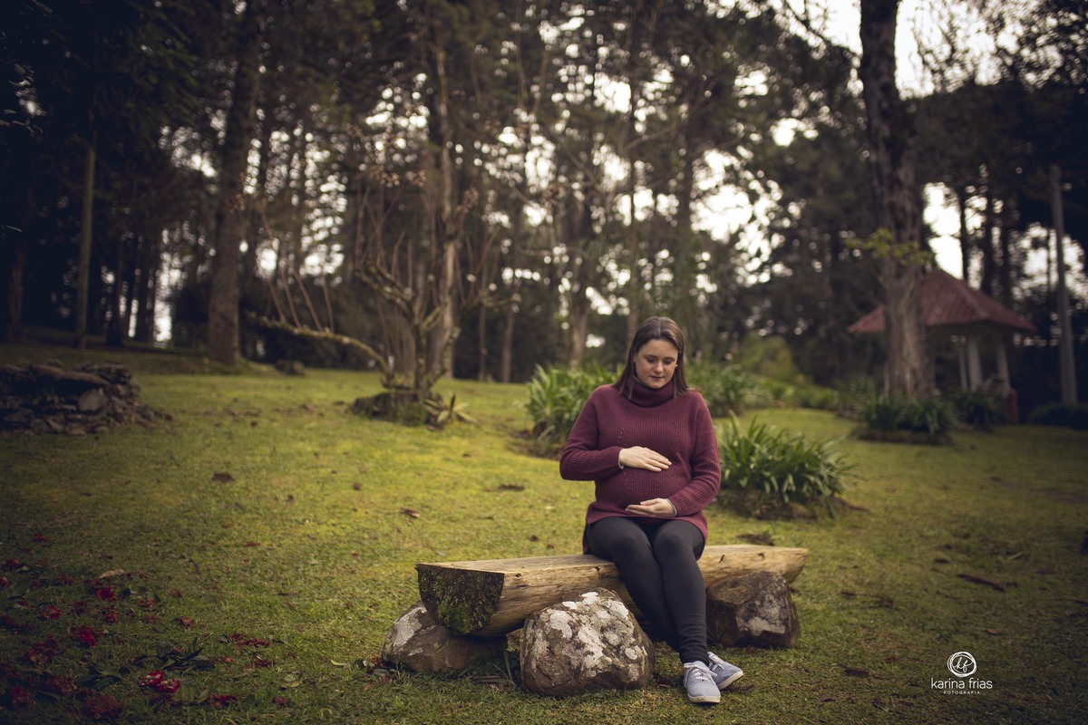 a mamae esta sentada no seu book de gestante