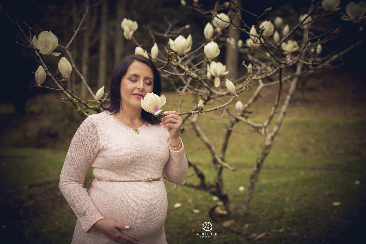 a gestante cheira a flor durante o book 