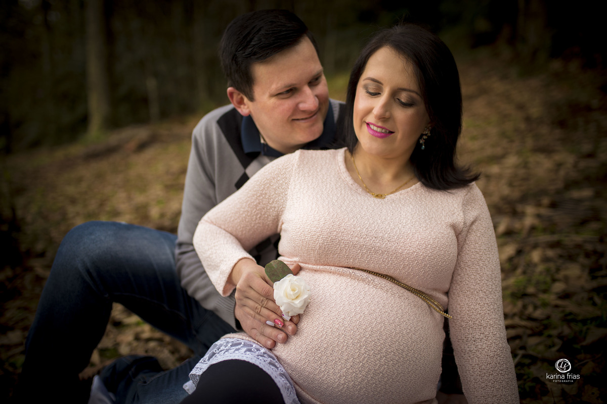 o pai olha a mae no ensaio de gestante