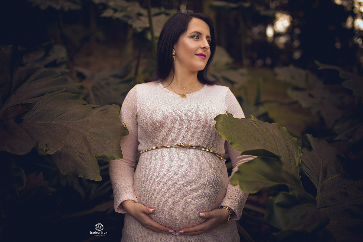 a gestante contempla a paisagem no ensaio externo