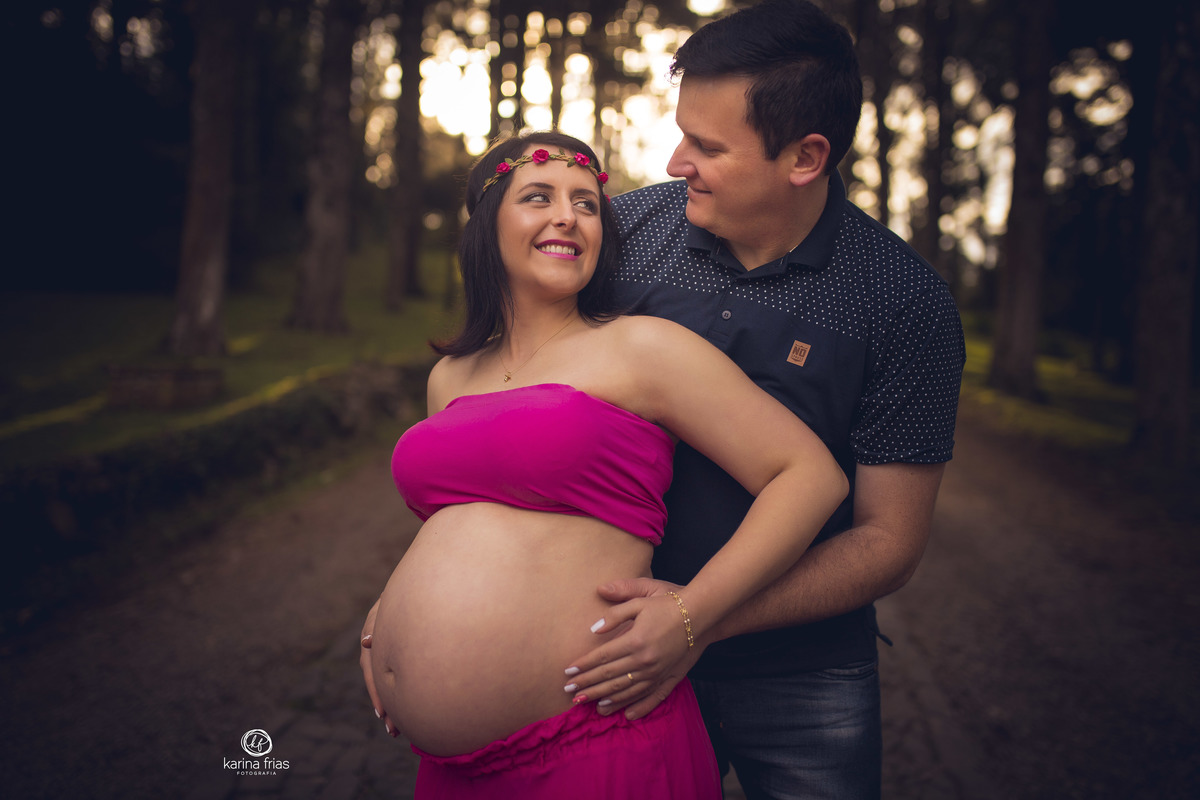 os pais se olham no ensaio externo de gestante