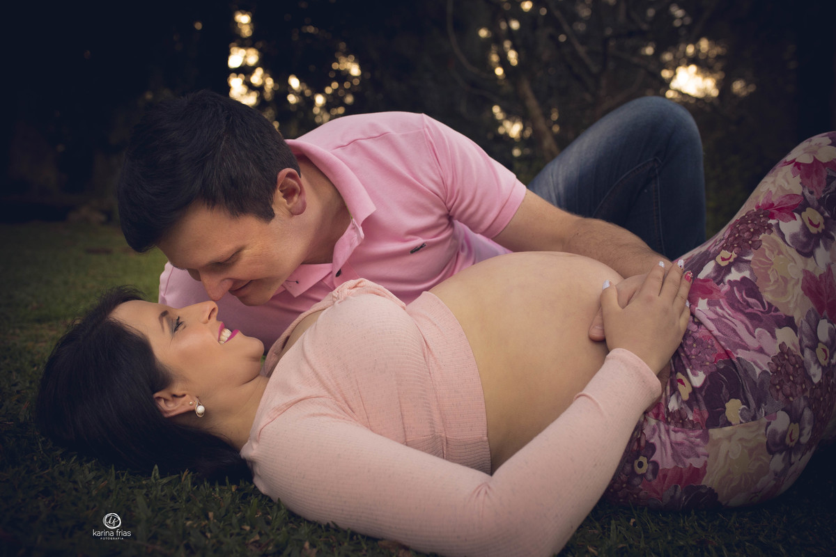 os pais brincam no ensaio de gestante externo