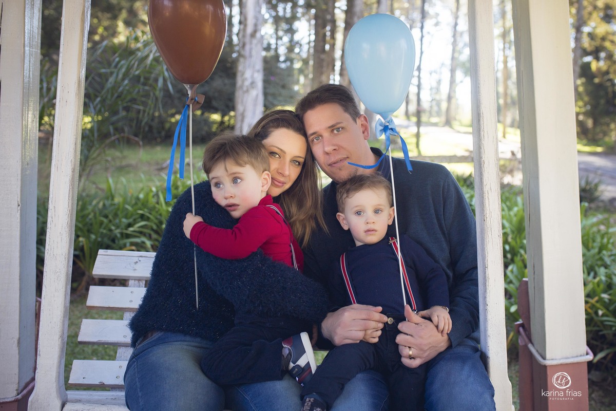 a familia se acalenta drante o ensaio em familia