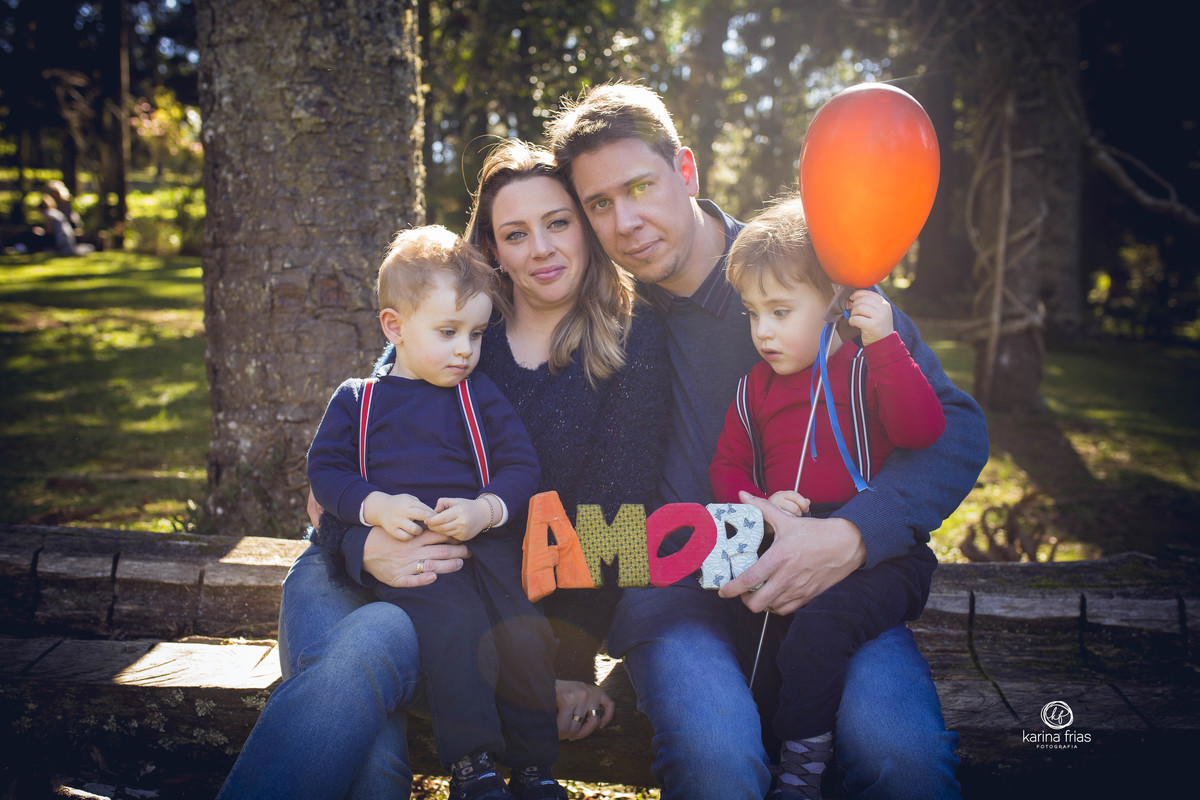 a familia posa para a fotografa de caxias do sul, karina frias