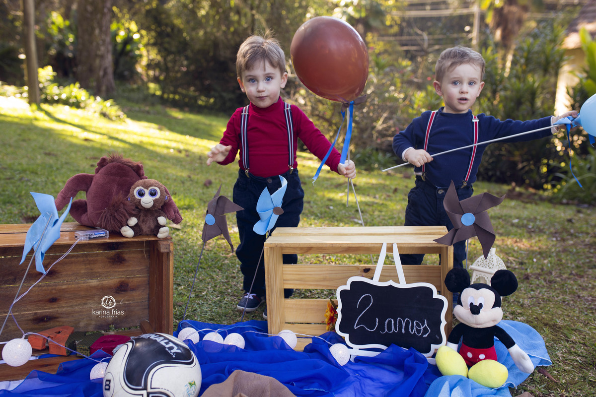 os gemeos brincam durante o ensaio de familia