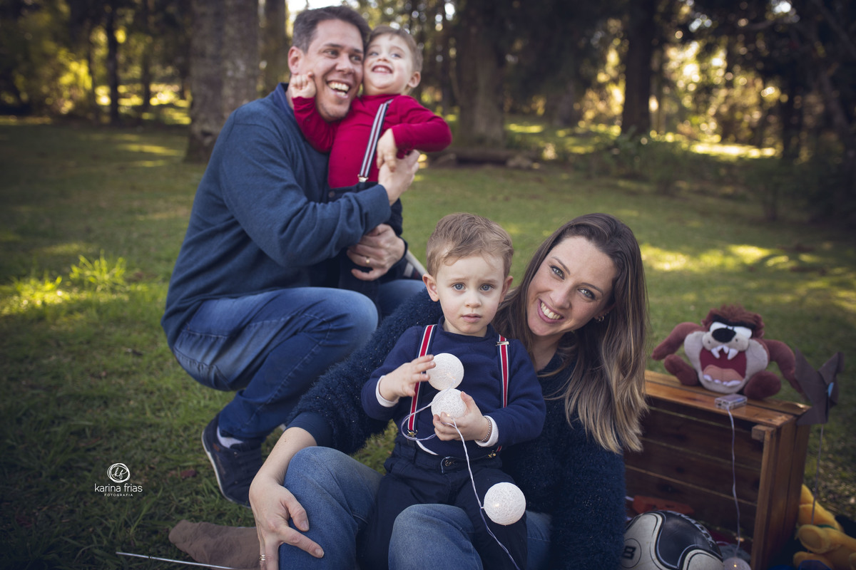 A familia se diverte no ensaio externo