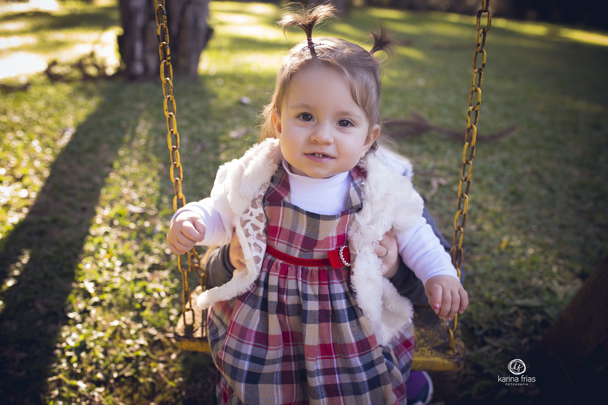 a bebe se balança no ensaio externo