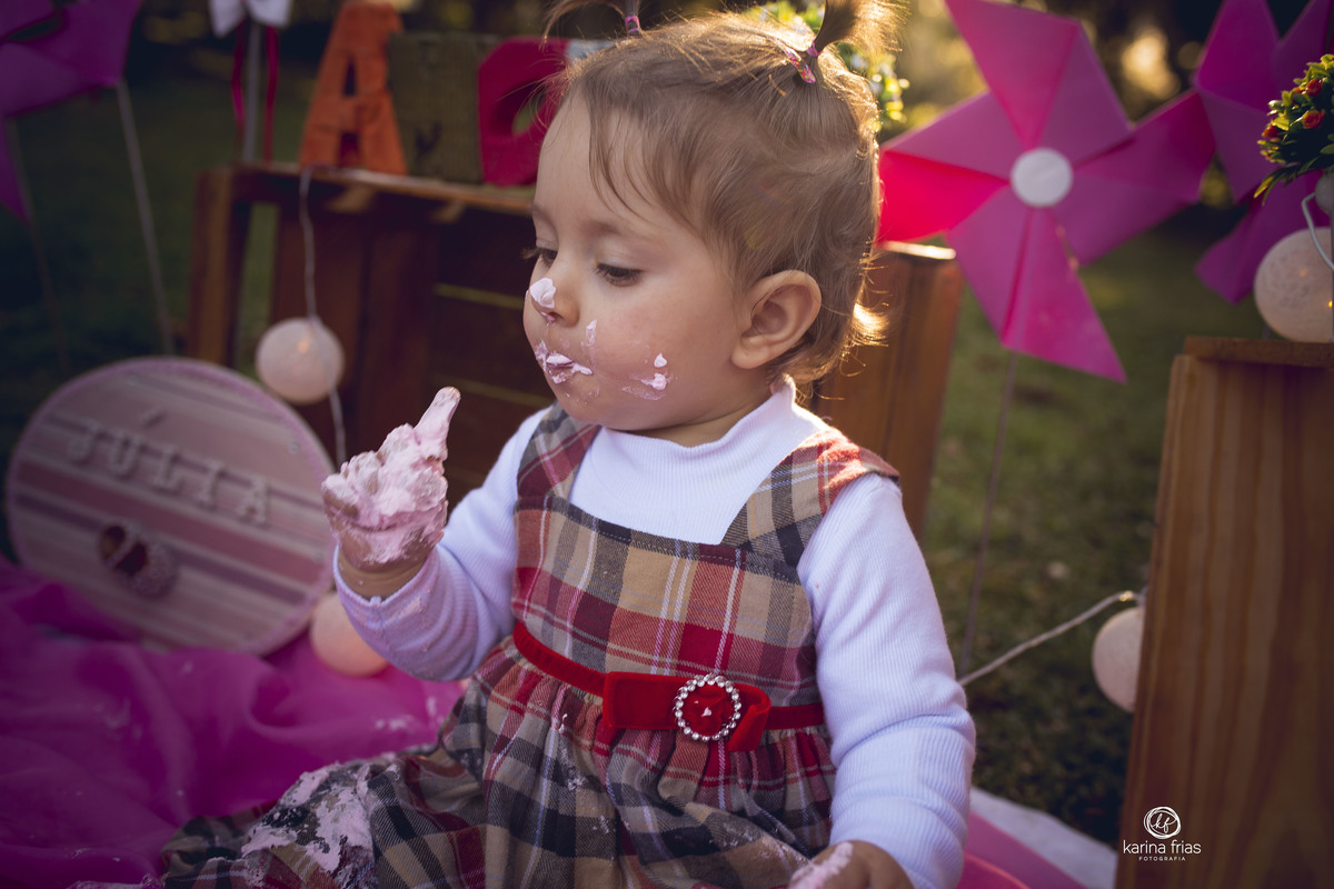 a criança experimenta o glace durante o ensaio