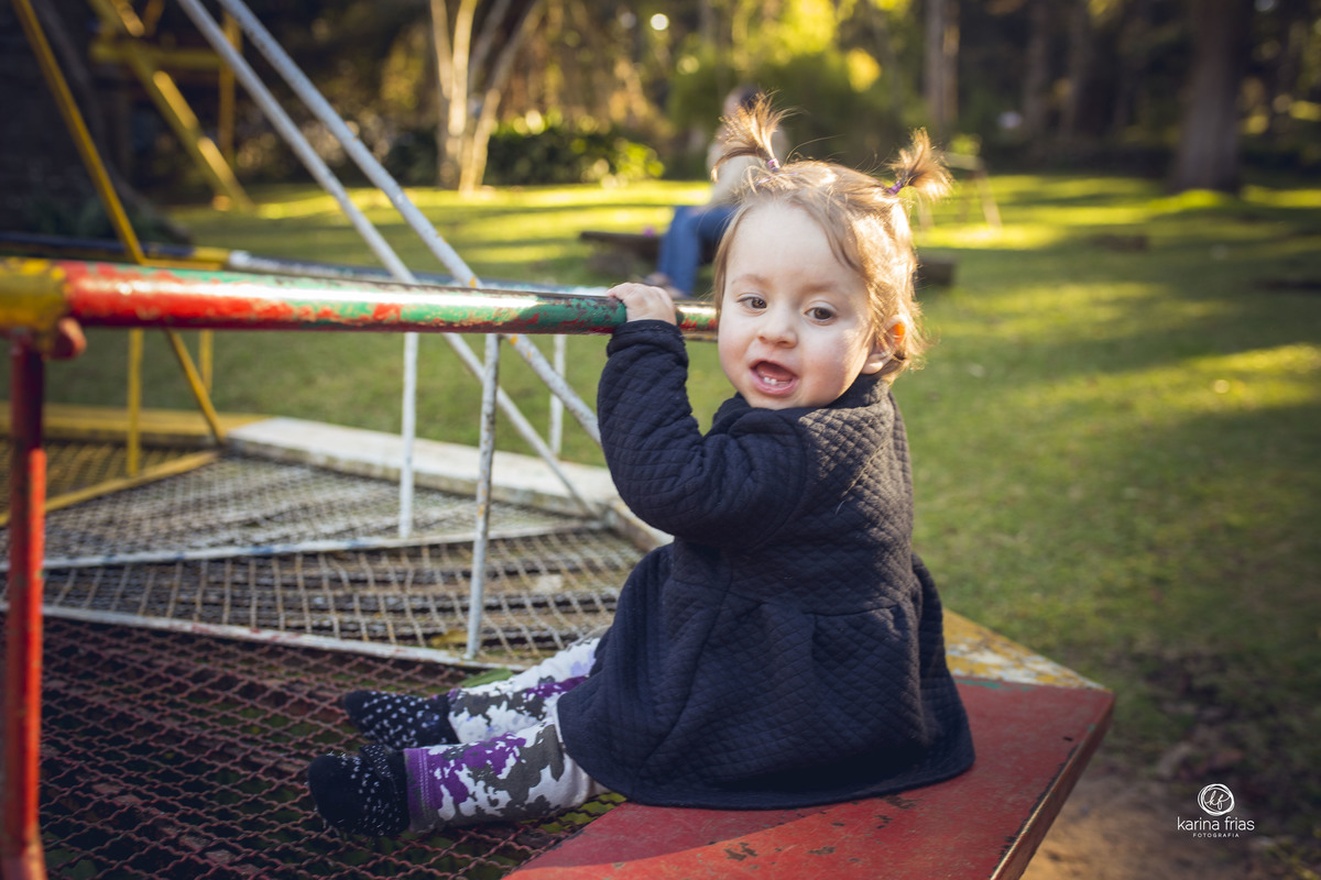 a criança se diverte no brinquedo do parque de caxias do sul