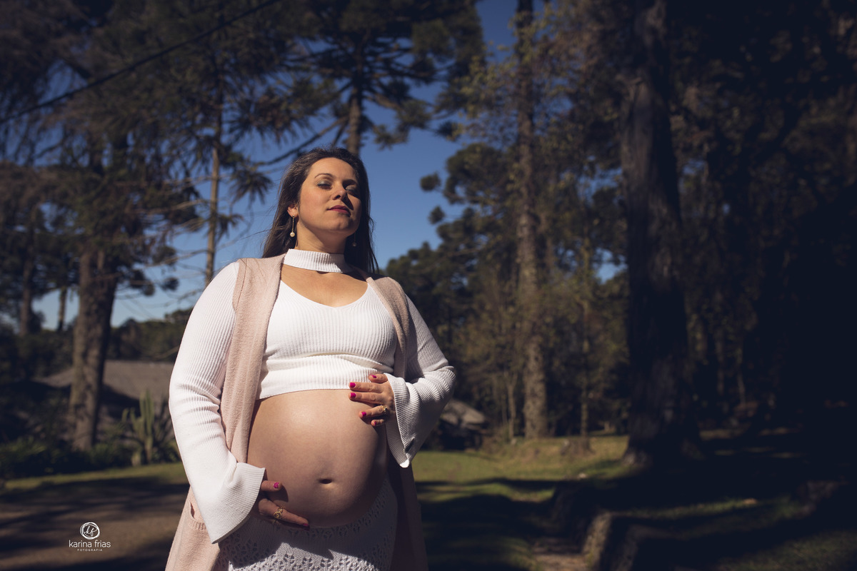 a gestante sente a luz do sol durante o ensaio externo