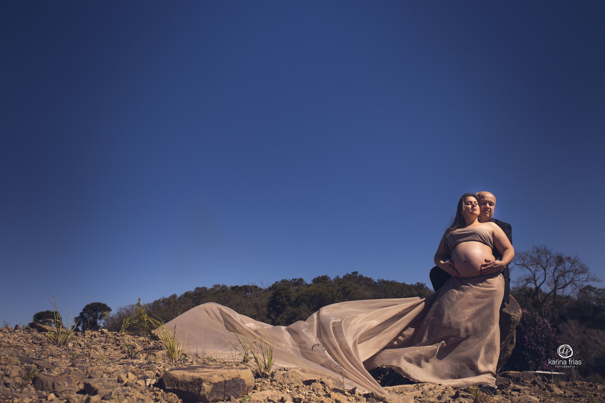 os pais sentem o vento no ensaio de gestante externo de caxias do sul-rs