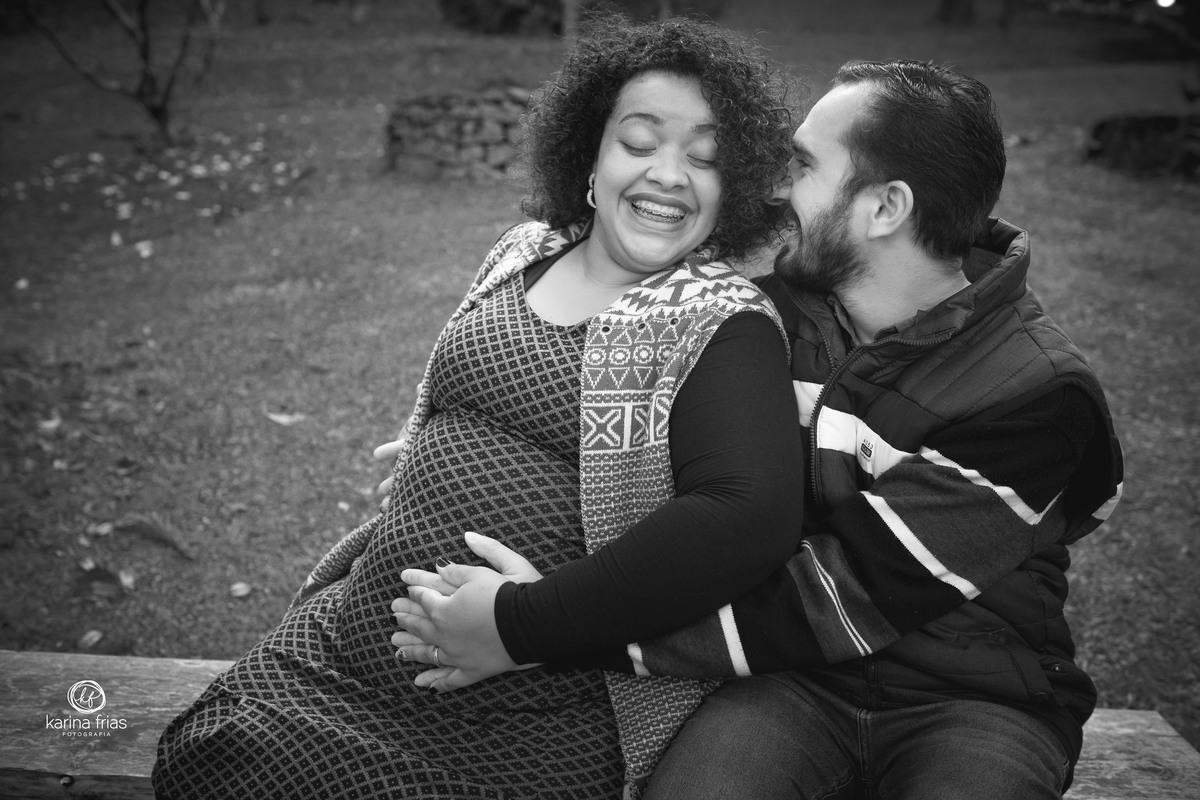 os pais brincam durante ensaio de gestante externo