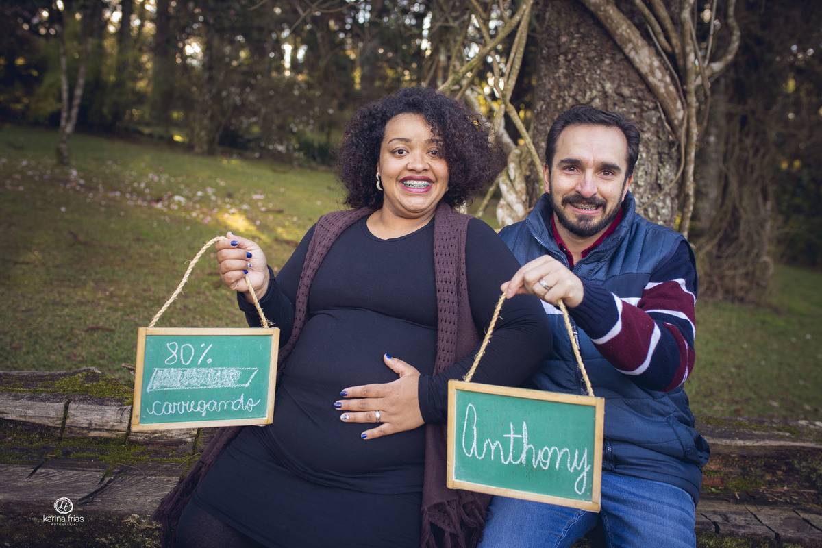 no ensaio de gestante levamos plaquinhas como acessorios