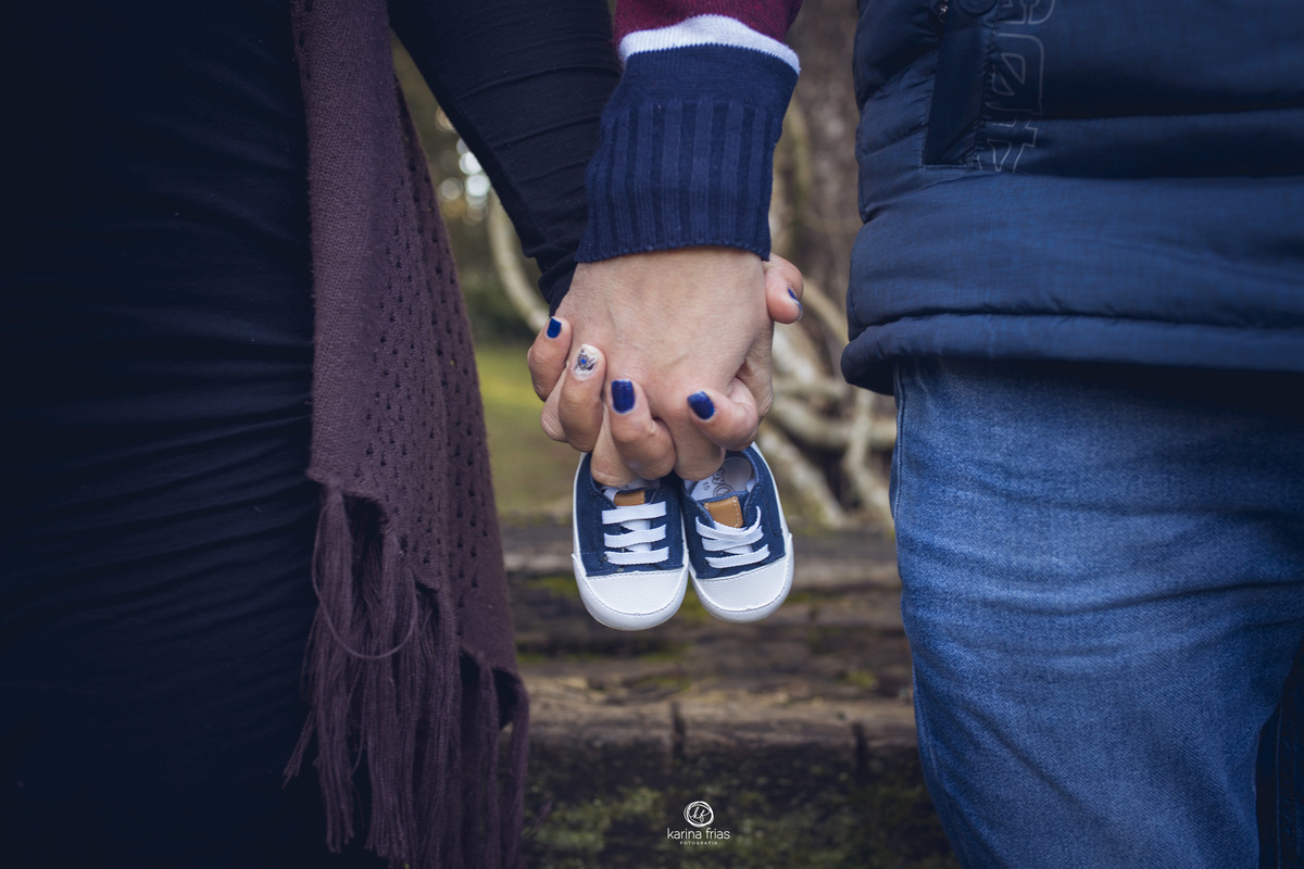 sapatinhos sao usados na sessão de fotos externas de gestante