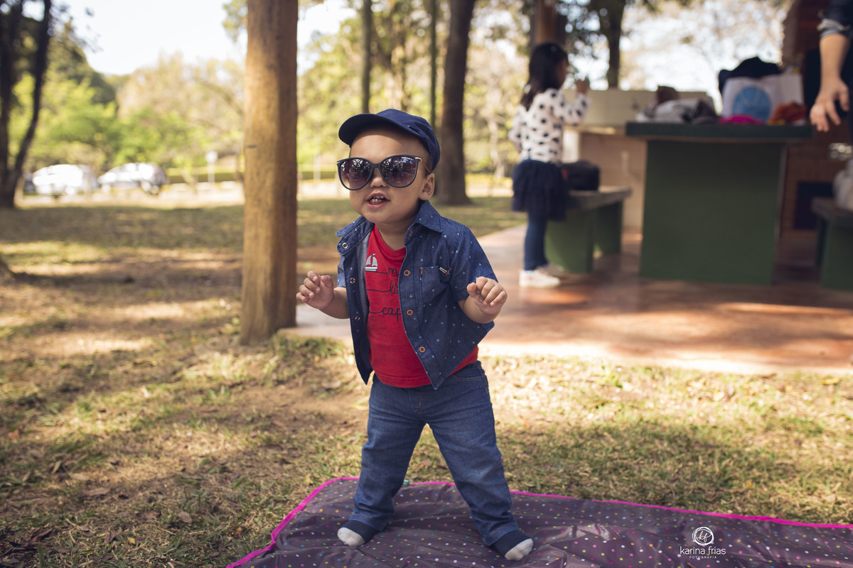 a criança usa oculos no ensaio infantil