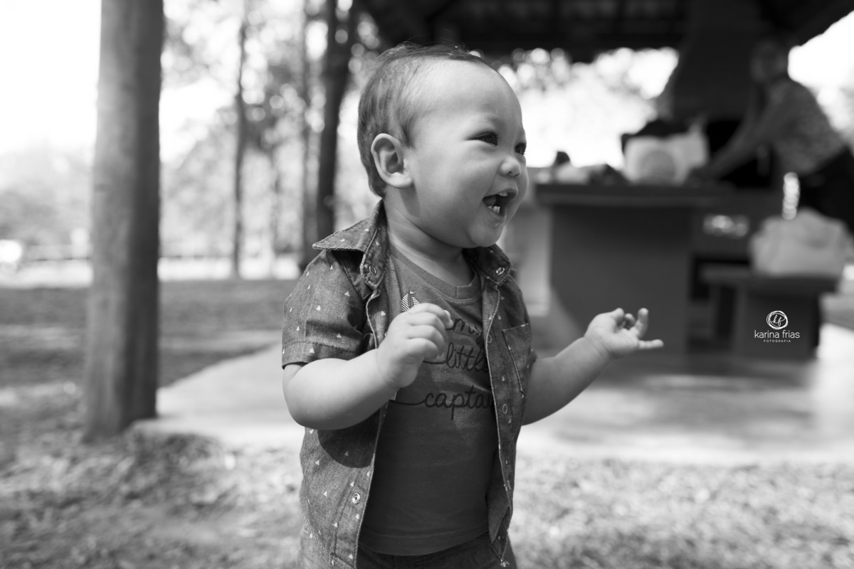 no ensaio externo infantil a criança sorri