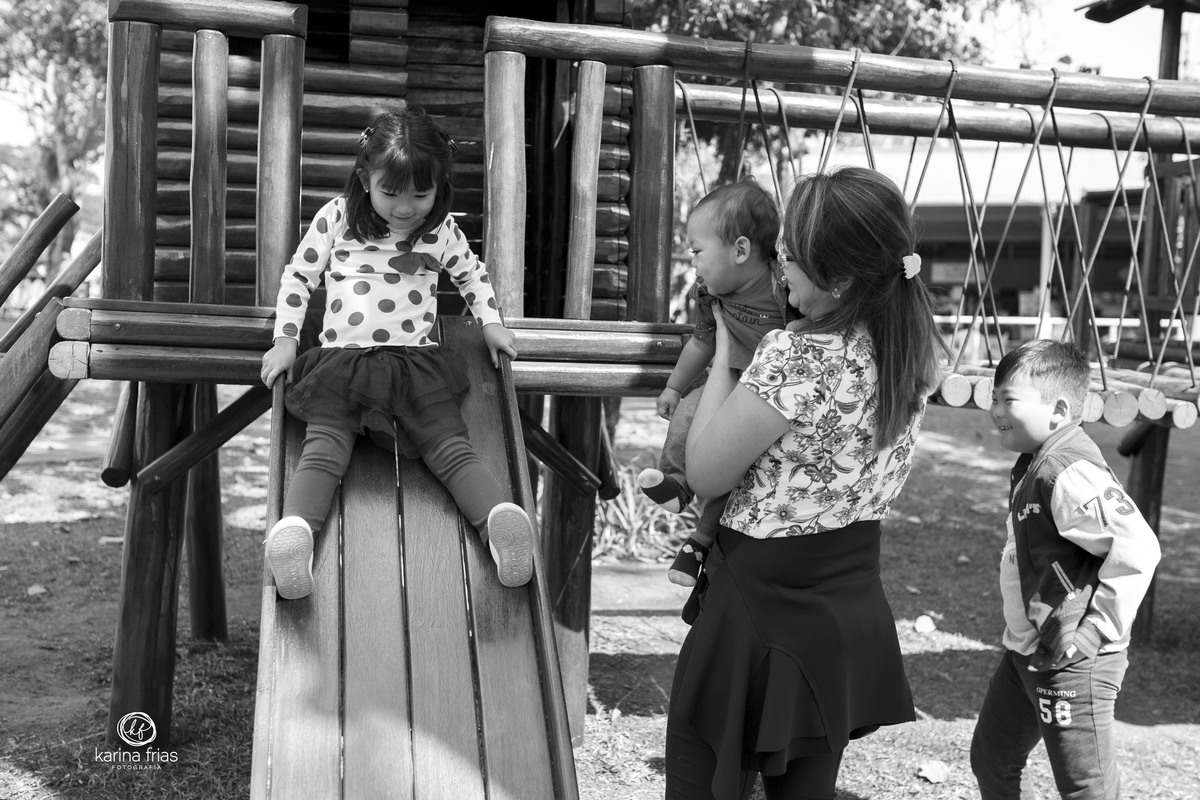 a familia brinca durante ensaio em sao paulo