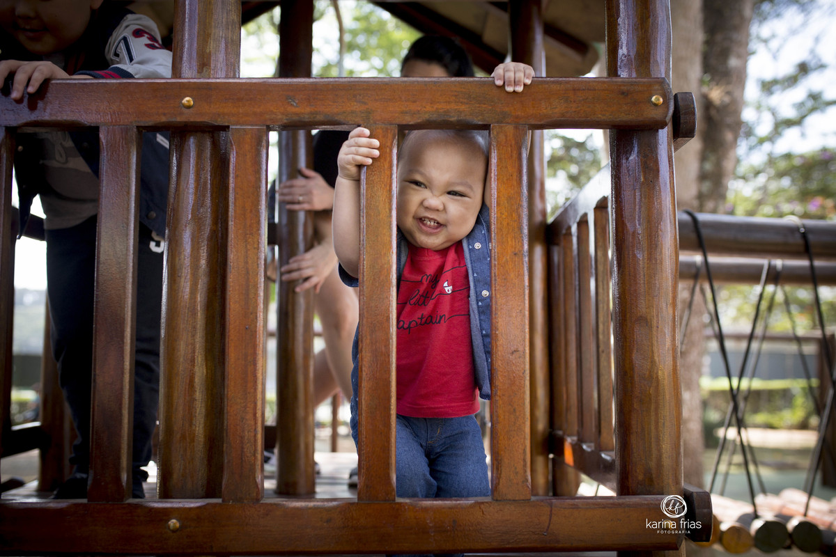 o menino esta sorridente no ensaio externo