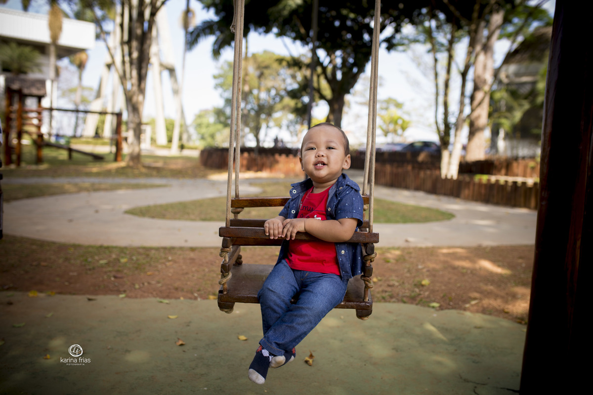 o menino esta se balancando para as fotos externas 