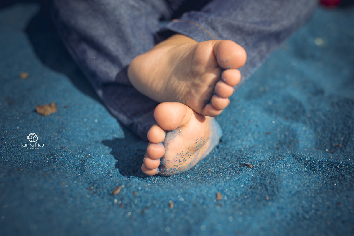 no ensaio em familia, a fotografa resgistra os pes da criança
