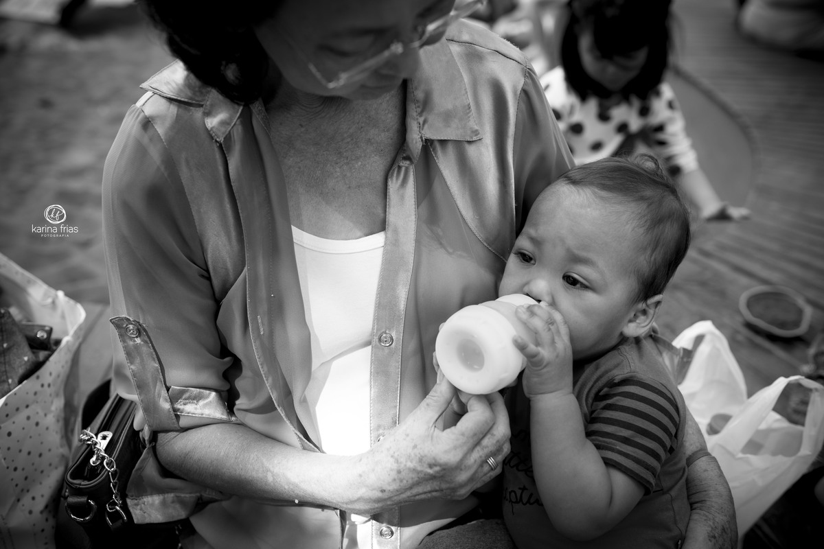 no ensaio familia, a criança se alimenta