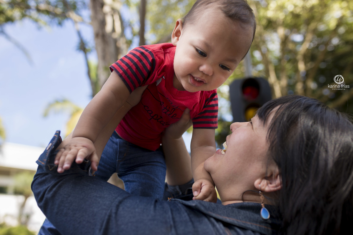 a mae joga o filho para cima no ensaio infantil