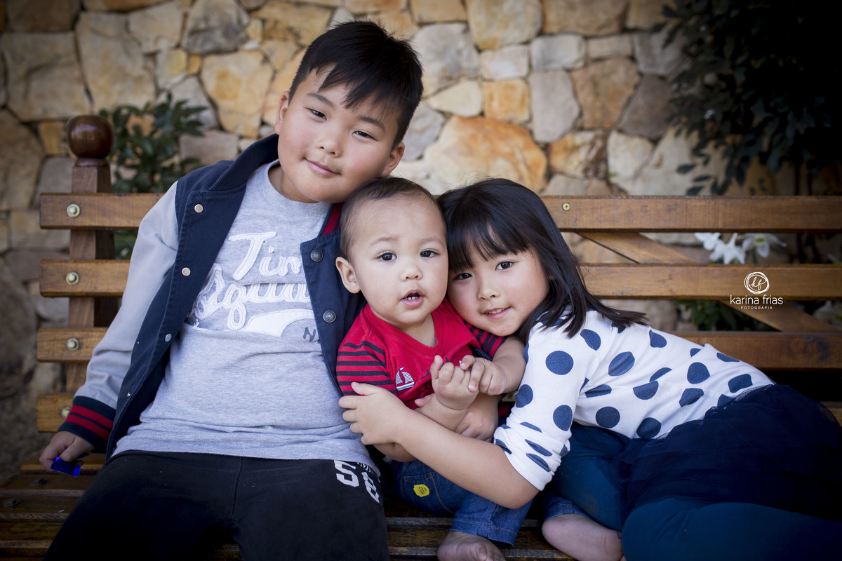 no ensaio infantil as crianças posam para a fotografa de familia, karina frias