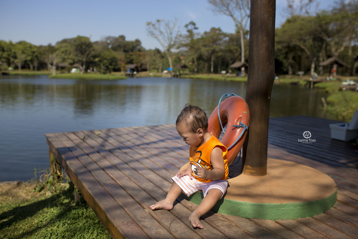 o menino esta sentado para as fotos