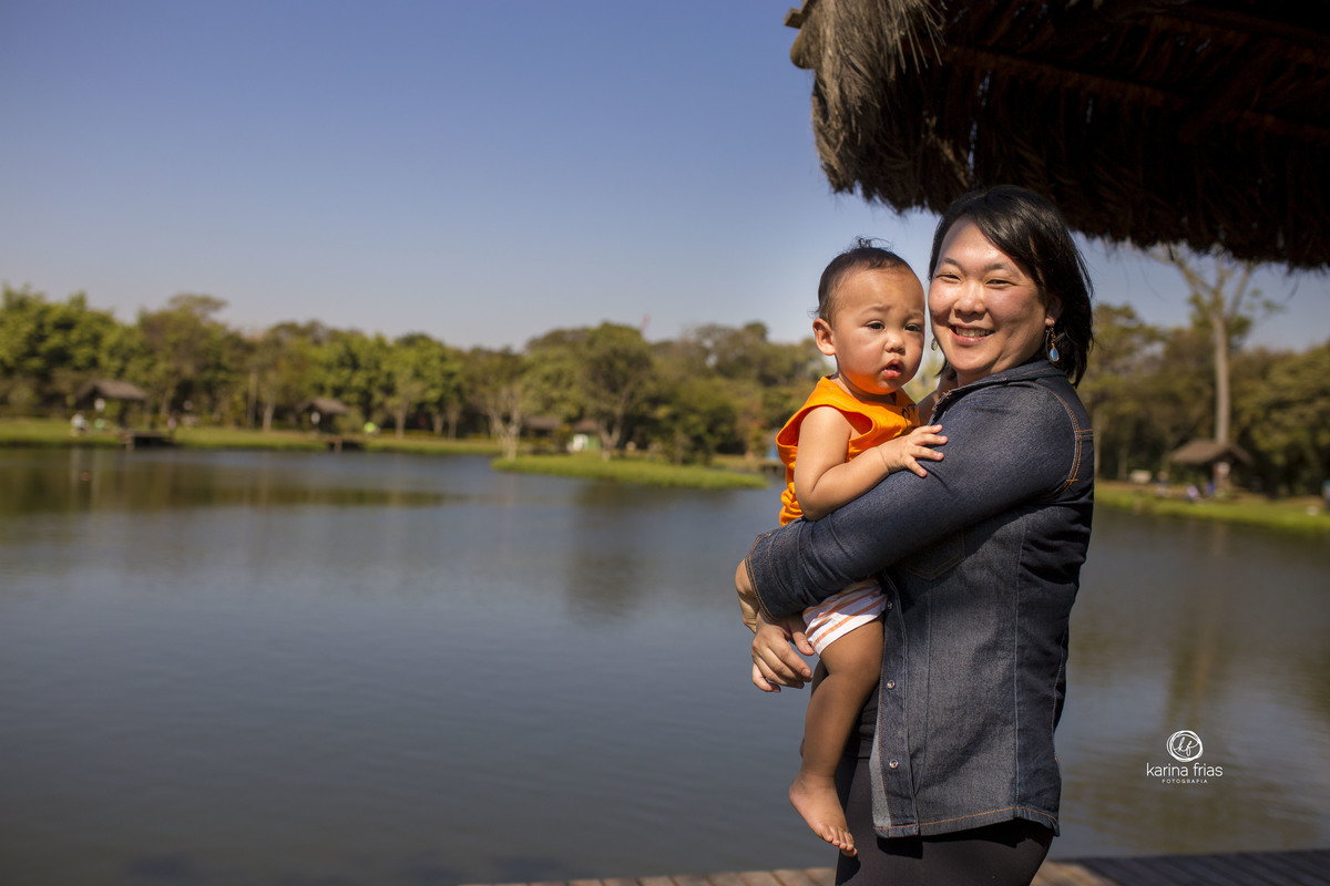 mae e filho posam para as fotos de familia